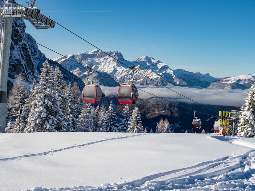https://a.storyblok.com/f/150663/2000x1500/d7d0c7bdc1/civetta-dolomites-italy-ski-lifts.jpg