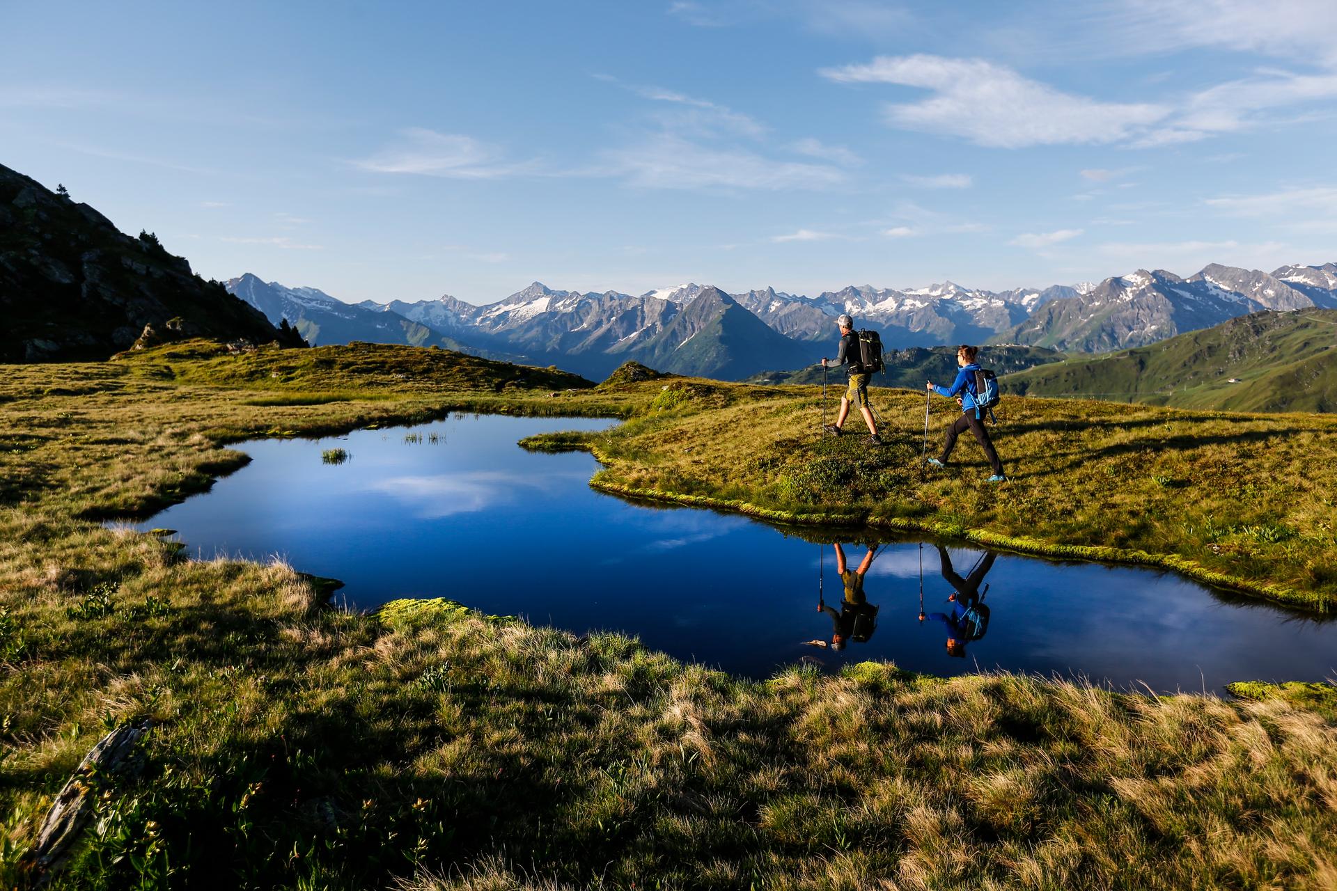 Mayrhofen-hiking-friends-next-to-lake