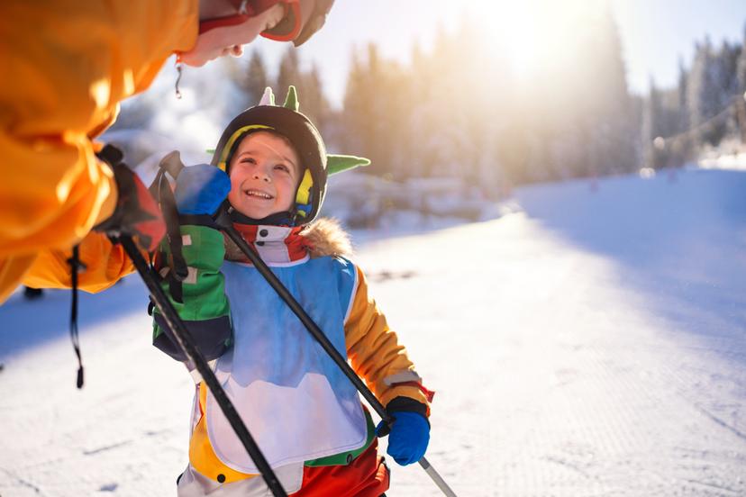 https://a.storyblok.com/f/150663/8660x5773/5167118525/kid-skiing-bulgaria-smiling-family.jpg
